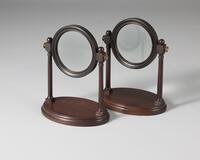 FK 0346
<br/>
Dubbelbolle lenzen met brandpuntsafstand van 82 resp. 77 cm, op voet, naar Willem Jacob 's Gravesande
<br/>
<em></em>